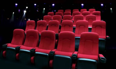 Boş tiyatro konser salonu veya sinema kırmızı koltuk