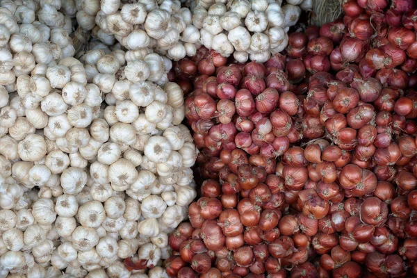 Alho e cebola vermelha para venda no mercado local do agricultor em Thaila — Fotografia de Stock