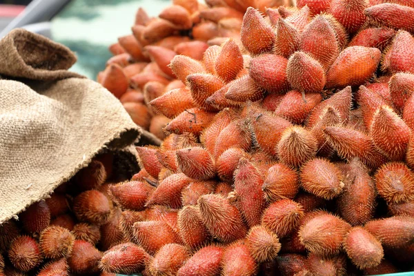 Salacca fresca vermelha, zalacca, salak frutas em cesta para venda — Fotografia de Stock