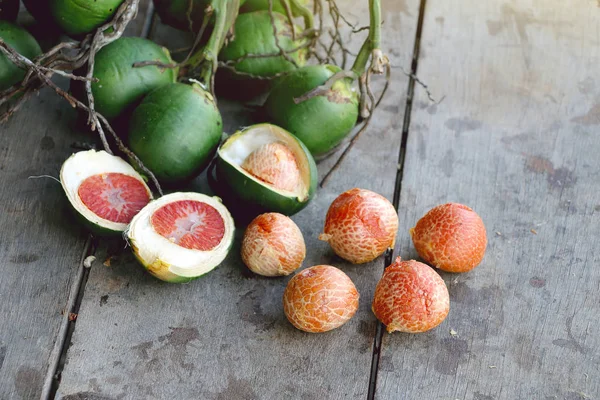 Noz de betel ou noz de areca no backgroud de madeira — Fotografia de Stock