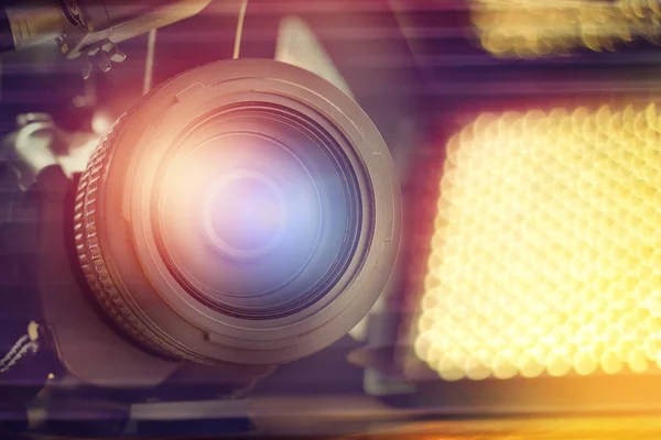 Caméscope professionnel en studio avec projecteur flou — Photo