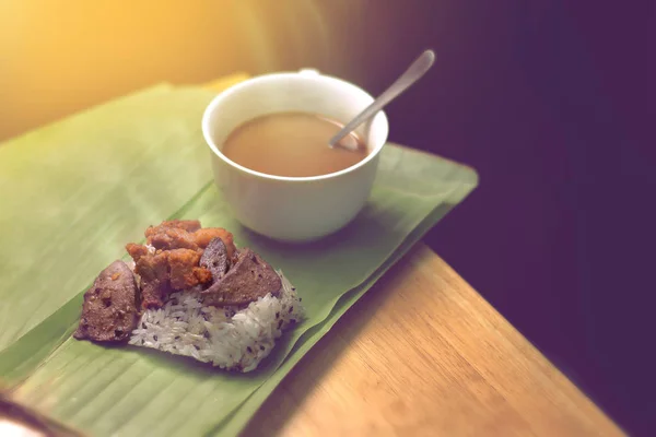돼지고기와 커피와 바나나 잎에 제공 하는 찹쌀 튀김. — 스톡 사진