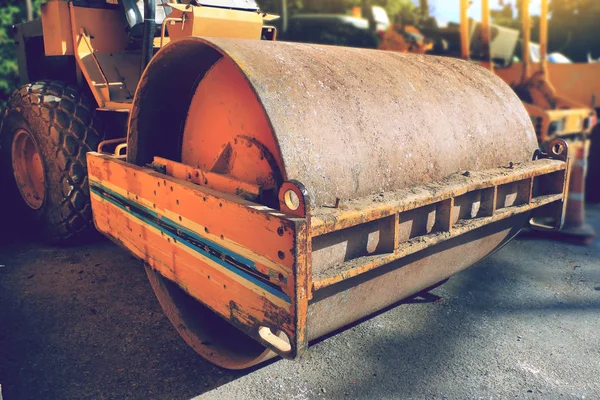 Weg roller compactor geparkeerd op de bouwplaats weg — Stockfoto