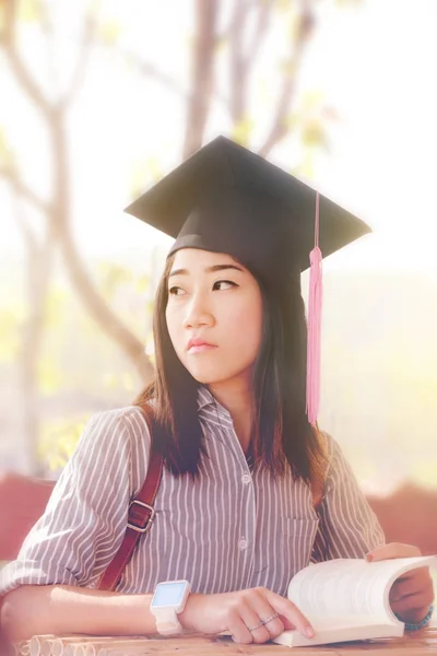 Retrato bonito asiático mulher com pós-graduação cap . — Fotografia de Stock