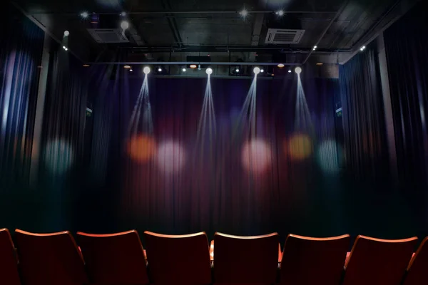 Teatro antes de la hora del espectáculo, auditorio vacío con asientos — Foto de Stock