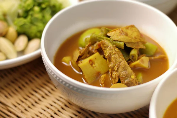 Balık kase ahşap arka plan üzerinde organları ekşi çorbası