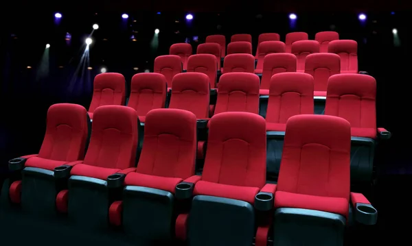 Пустой зал театра или кинотеатр с красными сиденьями — стоковое фото