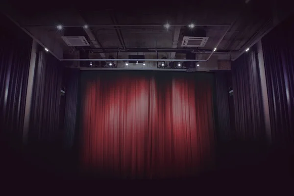 Cortina de escenario rojo en un pequeño teatro —  Fotos de Stock