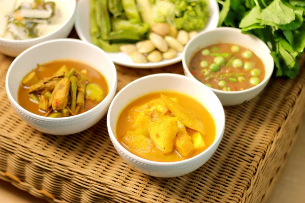 Sopa agria con brotes de pescado y bambú, órganos de pescado sopa agria — Foto de Stock