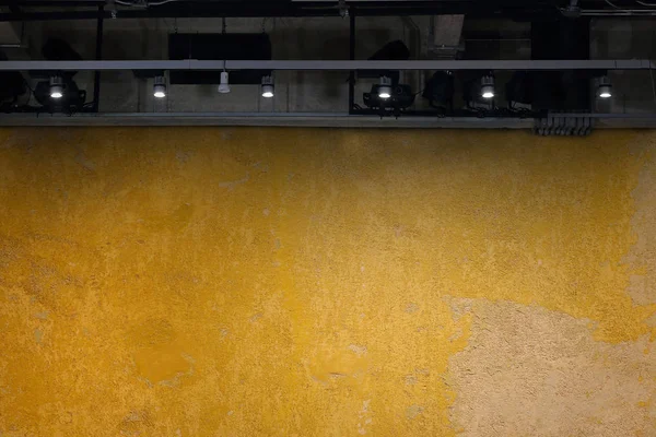 전시 룸 배경에 대 한 빛을 가진 빈 노란색 벽 — 스톡 사진