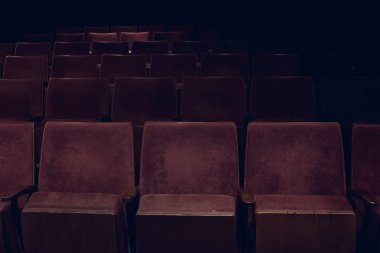 sinema kırmızı vintage sandalye boş satırlar