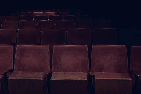 Rangées vides de sièges vintage rouges dans le cinéma — Photo