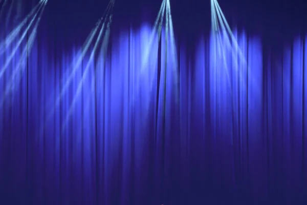 Měkký modrý závěs se světlem v divadle — Stock fotografie