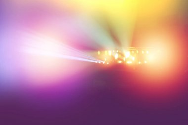 renkli konser ışık gösterisi, projektörler üzerinden sahne ışıkları.