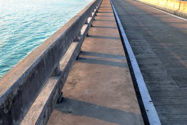 küçük ada günbatımı sahil, beton köprü yerel yol