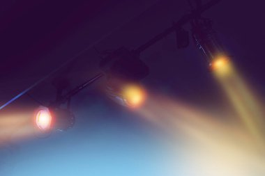 sahne ışıkları karanlık arka planda bir olay vasıl belgili tanımlık sahne için