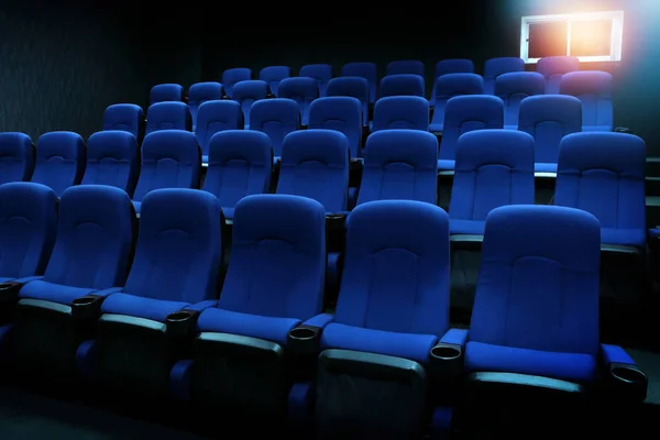 Posti vuoti nuovi blu in auditorium o cinema — Foto Stock