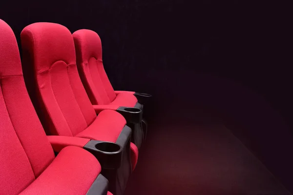 Nuevos asientos rojos vacíos en el auditorio o en el cine —  Fotos de Stock
