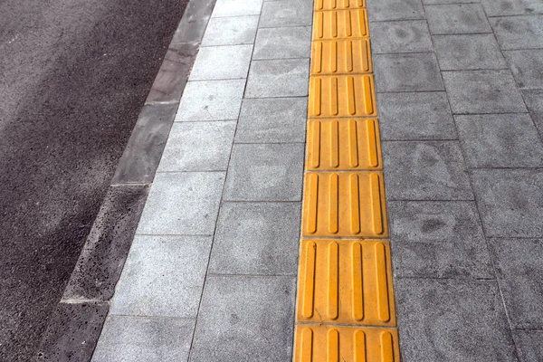 Tastpflaster für Blinde auf Fliesenweg, Gehweg für Blinde. — Stockfoto