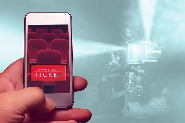 Смартфон для резервированного билета в кино — стоковое фото