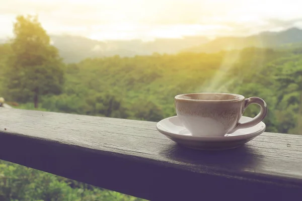 Ahşap balkon dağ manzaralı sabahları kahve fincanı. — Stok fotoğraf