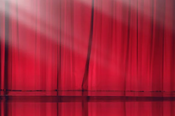 Красный занавес задний фон театра со светом — стоковое фото