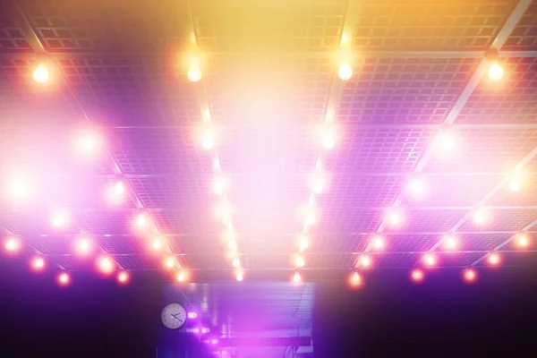 Tiyatro giriş tavanda Işık Ampüller satırları