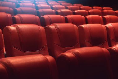 Kırmızı koltuk boş tiyatro konser salonu veya film sinema