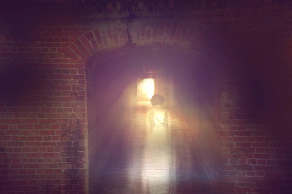 Petite fille fantôme apparaît dans le tunnel souterrain, des enfants meurent à la guerre, concept halloween . — Photo