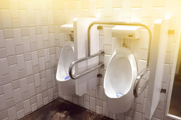 Leuning in pub mannen toilet voor mensen met een beperking. — Stockfoto