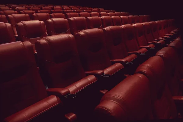 赤いシートが付いている空の劇場講堂や映画映画館 — ストック写真