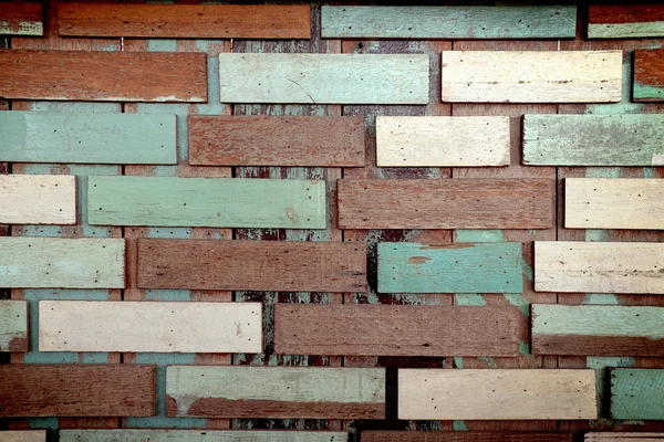 Pequeños trozos de vieja mezcla de madera de color sucio a la pared — Foto de Stock