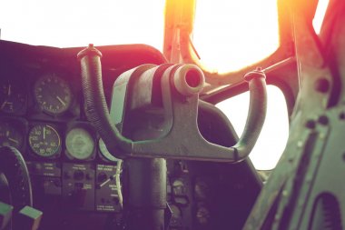 kontrol panelinde eski askeri uçağın kokpit