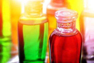 küçük renkli plastik şişe şampuan, sıvı sabun veya seyahat, hotel kolaylıklar kiti için losyon