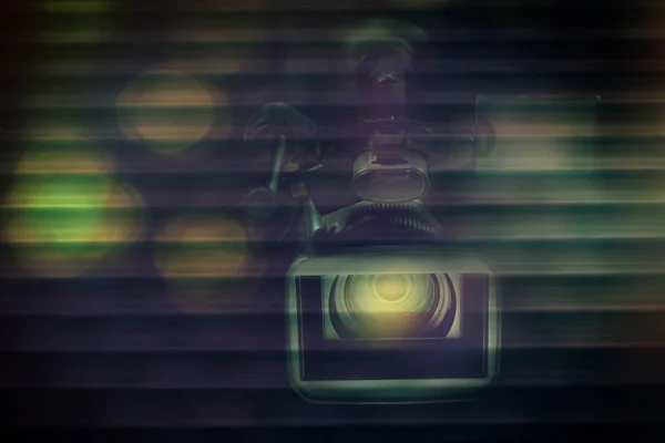 Профессиональная Видеокамера Студии Размытым Темным Фоном — стоковое фото