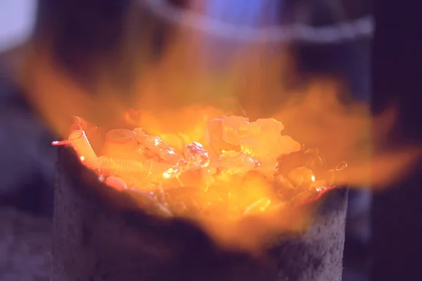 Gaz yakıcı işlemine eritme alev içinde küçük pota, gümüş malzemeyle.