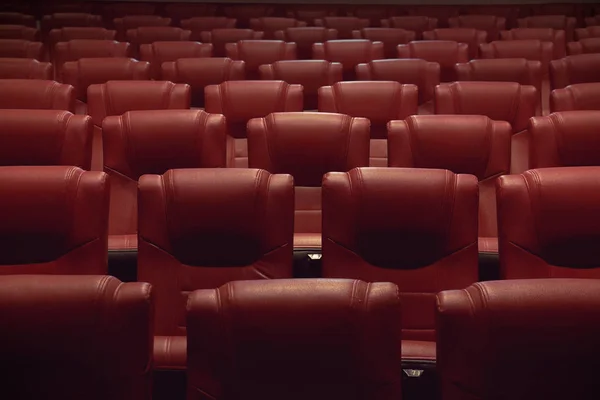 赤いシートが付いている空の劇場講堂や映画映画館 — ストック写真