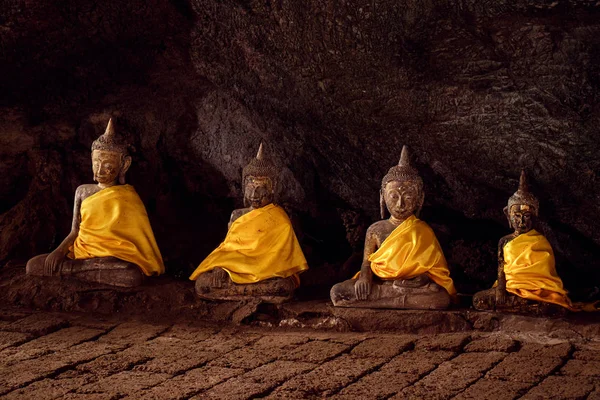 Quatro estátuas antigas de buddha em uma caverna na província de Chumphon, Tailândia — Fotografia de Stock