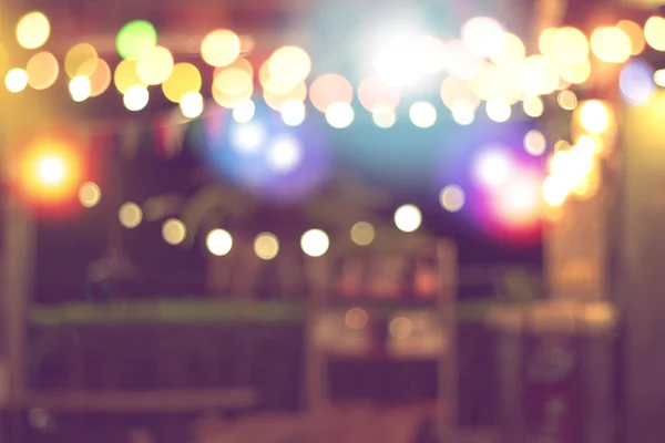 Lokantada, barda veya barda bulanık gece lambaları, gece festivalinin soyut görüntüsü, Noel ışığı arka planı, parti kutlaması konsepti.