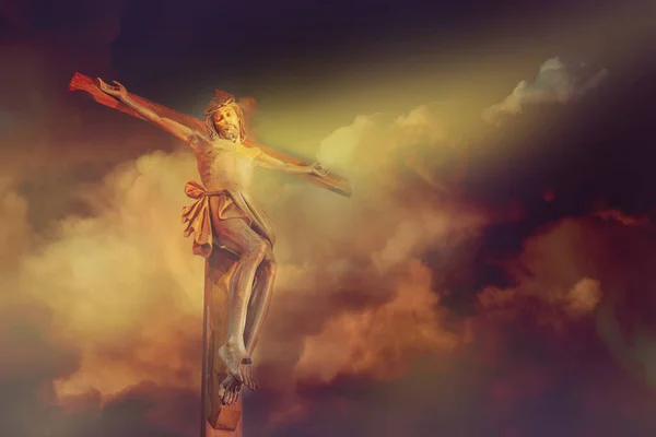 Jesus Christ crucifixion on cross with dramatic cloud over calvary sunset background — Stock Photo, Image