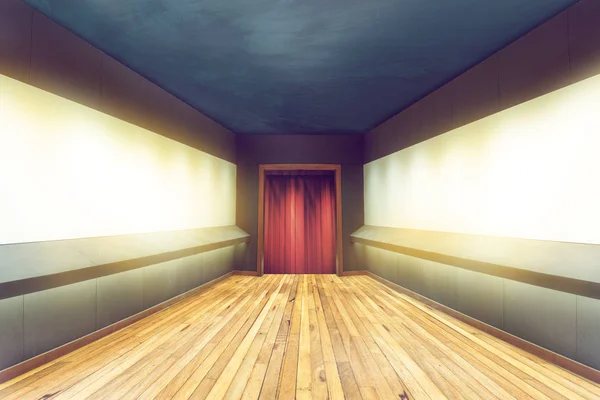 Lege gang van de kamer met houten vloer en blanco frame aan de muur en een rood gordijn aan de deur, kamer achter loopbrug naar het theater podium — Stockfoto