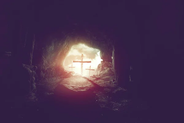 Vista da caverna de três cruzes na colina do calvário, crucificação de Jesus Cristo fundo, ressurreição do conceito de Páscoa — Fotografia de Stock