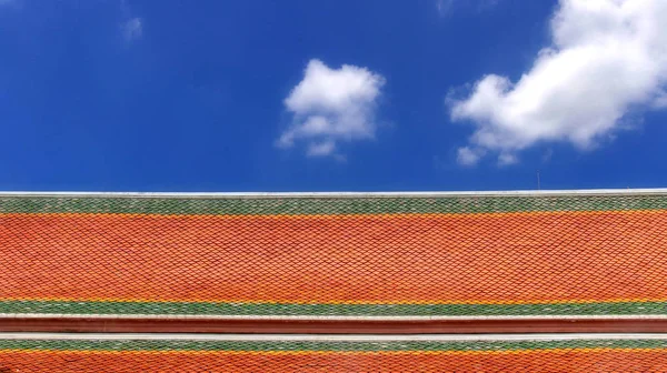 Kleur aziatische stijl tempel dakpannen met witte wolk en blauwe lucht achtergrond — Stockfoto