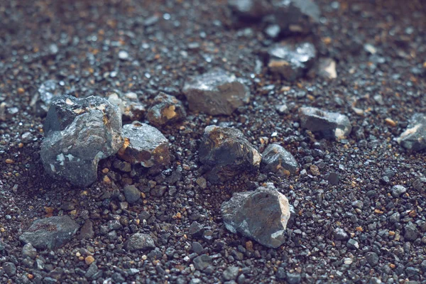 Küçük doğal teneke cevherler akıntılardan eleniyor, mineraller için tarama işlemi