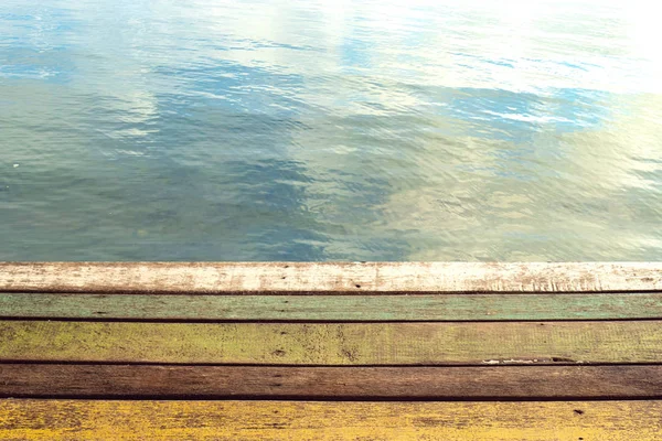 Kleur houten plank van de pier met water van het meer achtergrond — Stockfoto