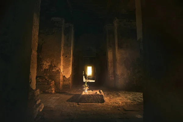 Bloem adoratie op Yoni basis in een heiligdom van de Khmer stenige tempel in Thailand — Stockfoto