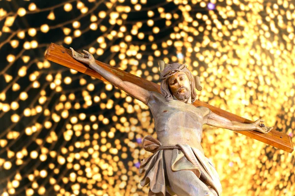 Crucifijo Jesucristo Cruz Fuera Iglesia Con Rayo Luz Del Festival — Foto de Stock
