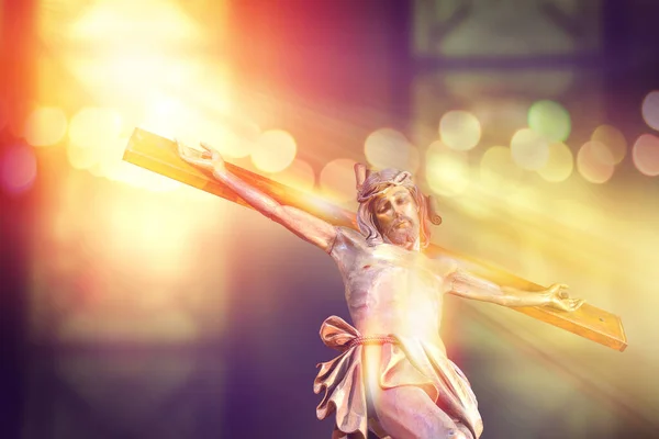 Crucifix Jésus Sur Croix Dans Église Avec Rayon Lumière Vitrail — Photo