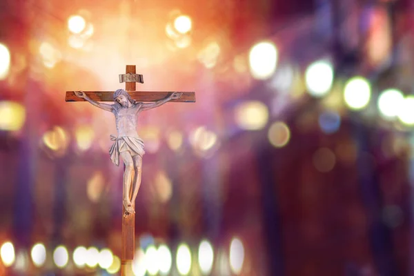 Crucifix Jésus Sur Croix Dans Église Avec Rayon Lumière Vitrail — Photo