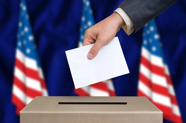 Amerika Birleşik Devletleri'ndeki bürolarından denetlenmekte oy sandığı oylama - seçim — Stok fotoğraf